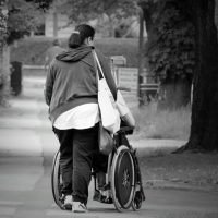 Pourquoi et comment devenir salarié aidant d’une personne dépendante ?