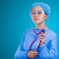 Comment une infirmière doit-elle se comporter avec ses patients ?