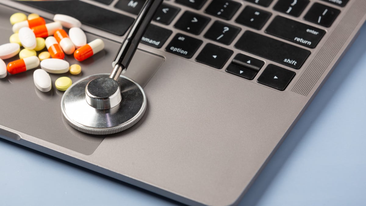 ordinateur avec medicament et appareil medical illustrant le concept de pharmacie en ligne