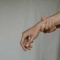 Arthrose des mains : adapter ses gestes quotidiens pour limiter la douleur