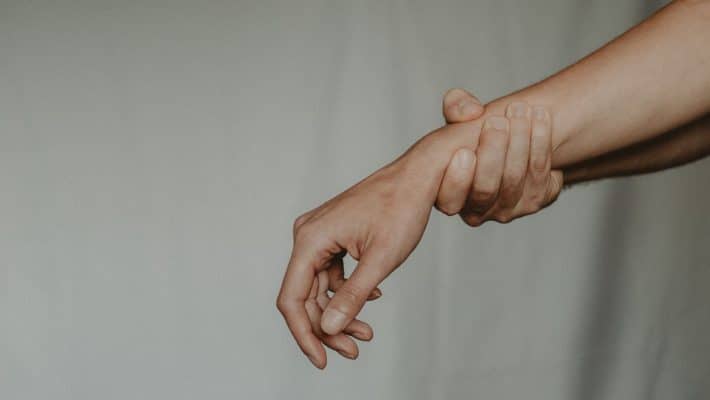 Arthrose des mains : adapter ses gestes quotidiens pour limiter la douleur