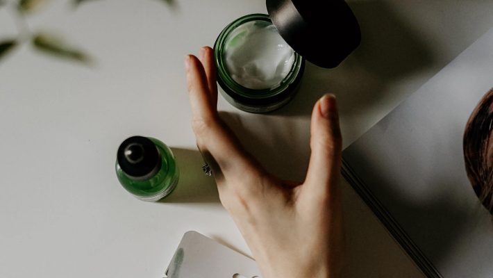 Comment adapter sa routine de soins du visage après 40 ans ?